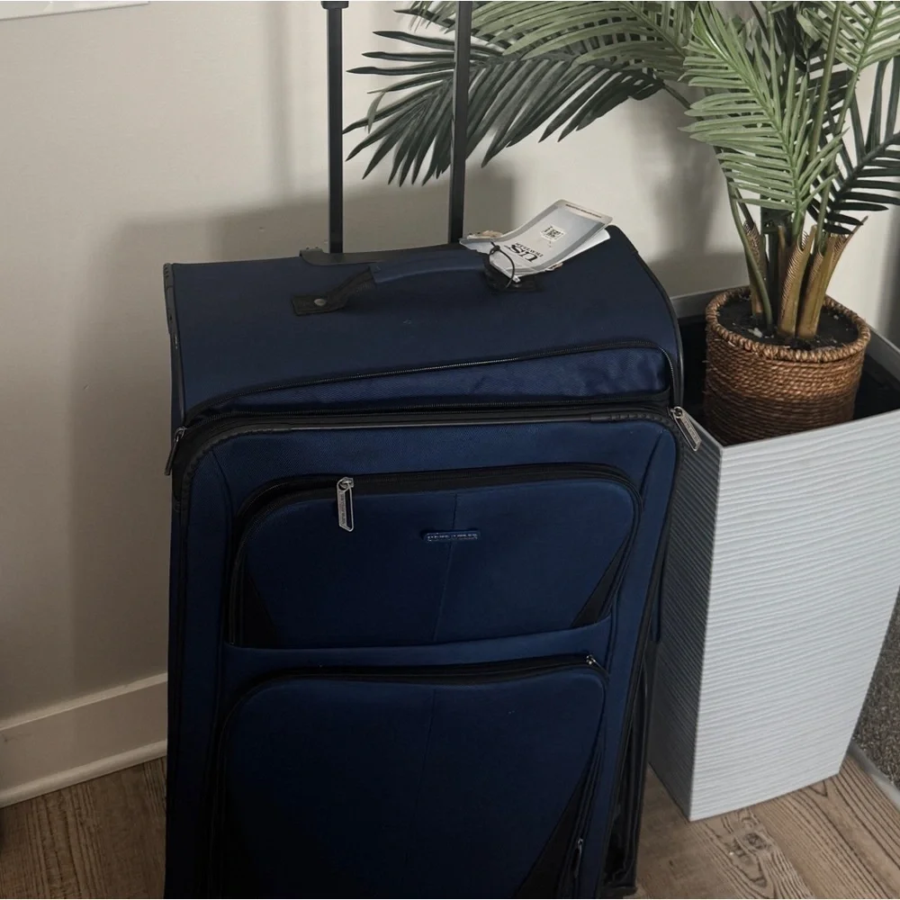U.S. Traveler Aviron Bay exp. Softside Wheels,Navy, carry on Spinner Luggage